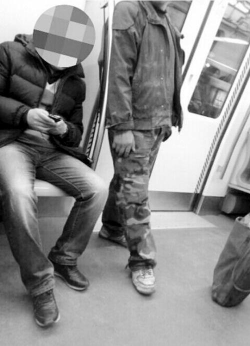 农民工乘地铁的心酸:有座不坐是怕弄脏座位